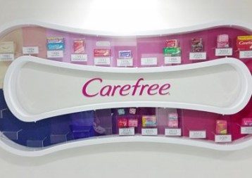 Display com Linha do tempos de produtos da Carefree da Kenvue