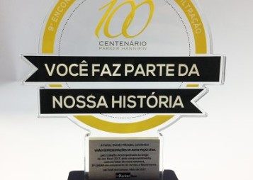 Troféus de homenagem em acrílico para colaboradores homenageados da Parker Hannifin