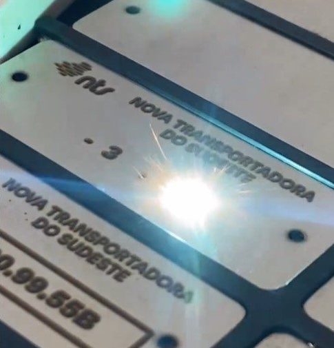 Placa em inos sendo gravada a laser