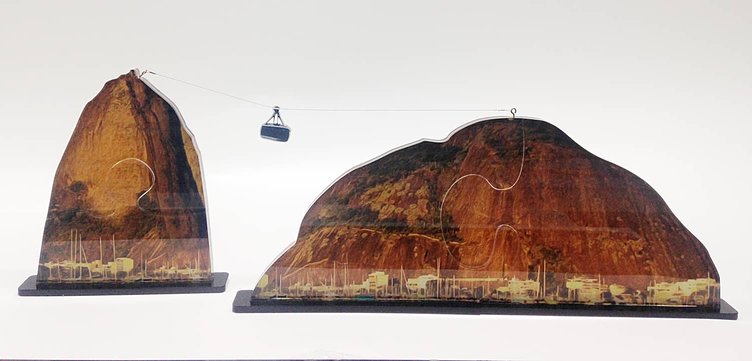 Display Pão de Açucar em acrílico preto e cristal com impressão uv com encaixe tipo quebra-cabeça
