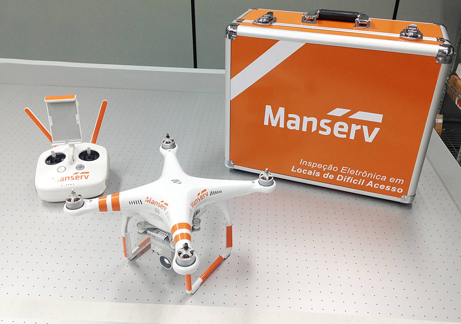 Identificação com marca em equipamento drone