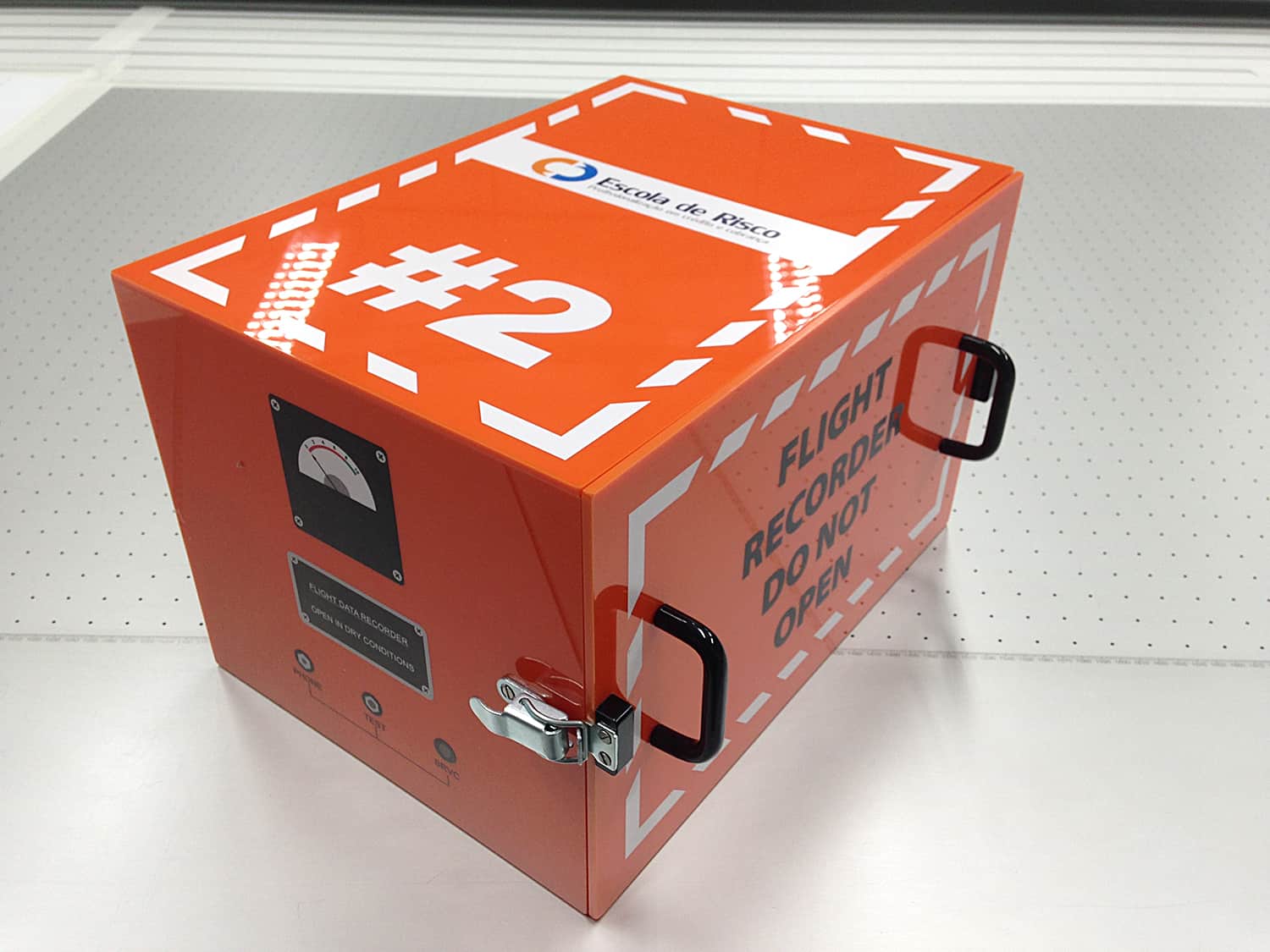Imitação de caixa preta em acrílico laranja com impressão uv e acessórios