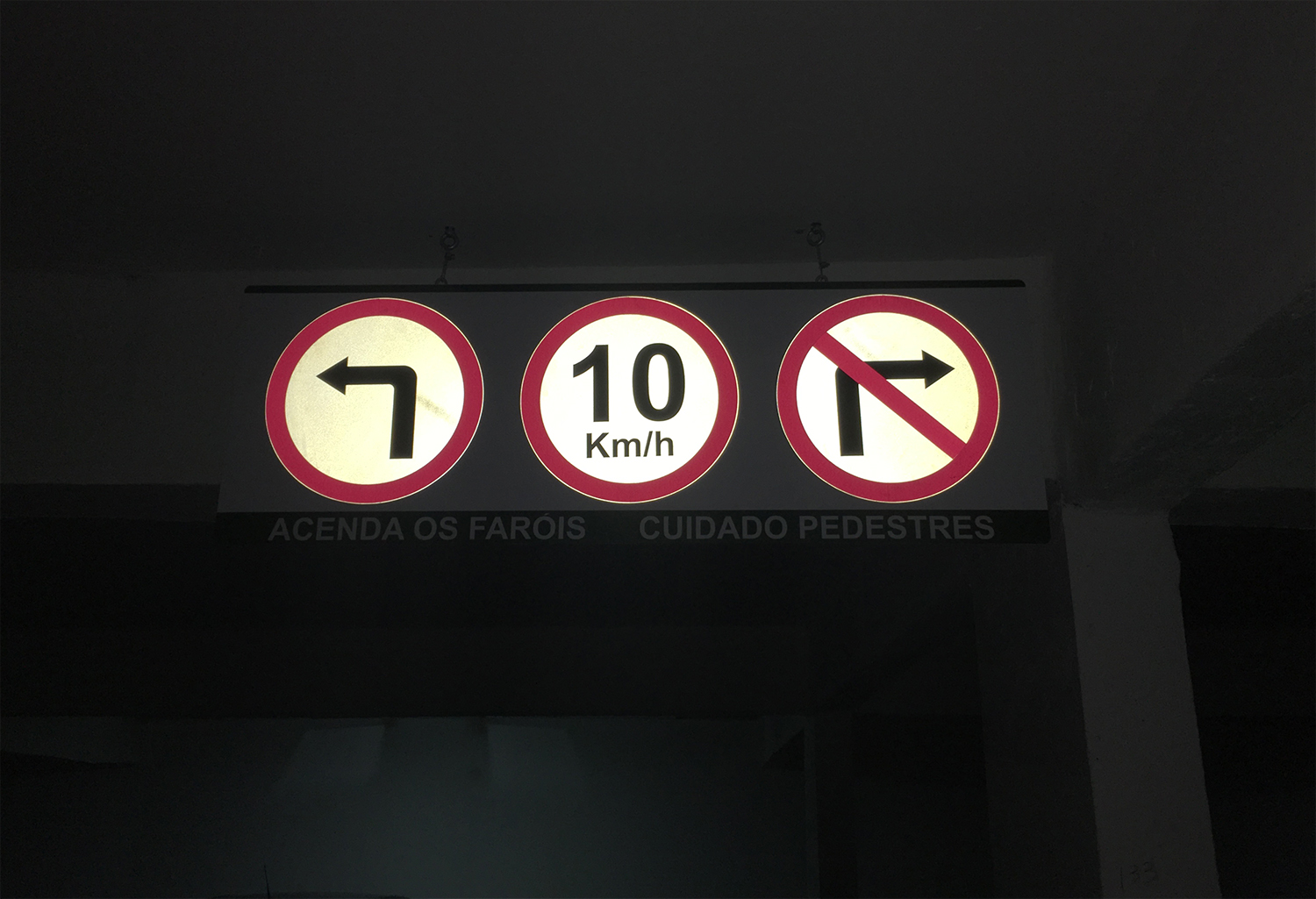 Placa de sinalização de subsolo refletiva.