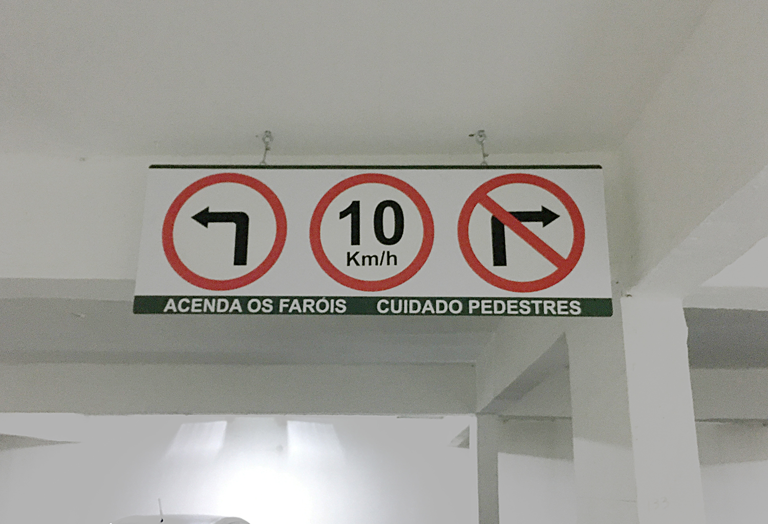 Placa de sinalização de subsolo refletiva.