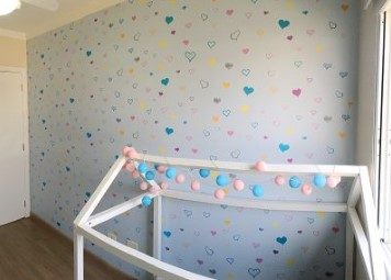 Adesivo de parede com impressão látex para ambientação visual de quarto de bebê (material atóxico)