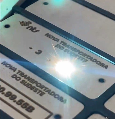 Placa em inox sendo gravada a laser