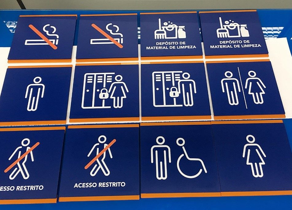 Placa de acrílico para sinalização de salas