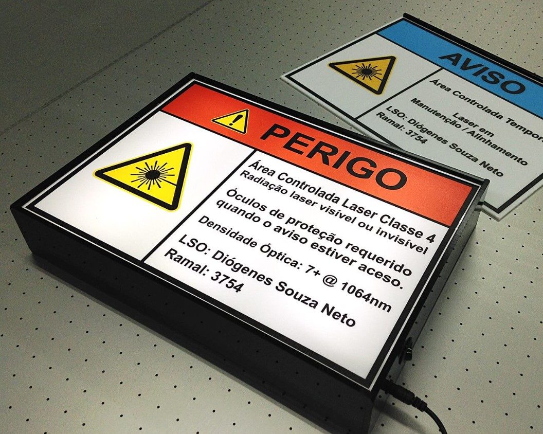 Totens sinalizadores luminosos