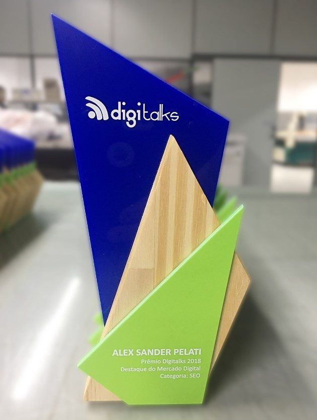 Troféu em acrílico e madeira para Digitalks